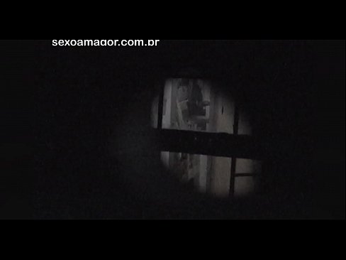 ❤️ Blondi saa salaa videokuvaa naapuruston tirkistelijältä piilossa onttojen tiilien takana ❤❌ Pornovideo at us