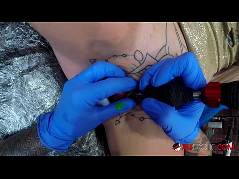 ❤️ Äärimmäisen tatuoitu hottie Sully Savage sai tatuoinnin klitorikseen ❤❌ Pornovideo at us