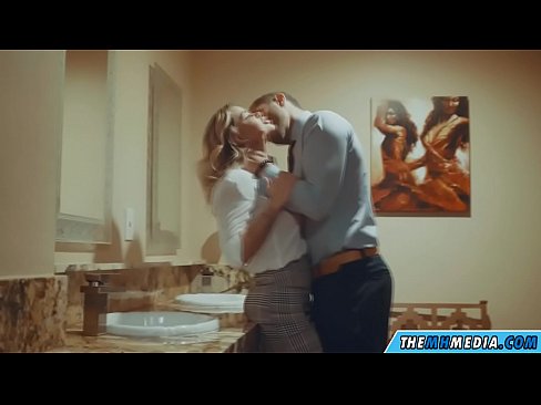 ❤️ Kun povekas blondi viettelee sinut julkisessa vessassa ❤❌ Pornovideo at us